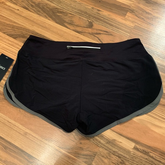 ASICS - Running Shorts 🏃🏻‍♀️ - Picture 3 of 11